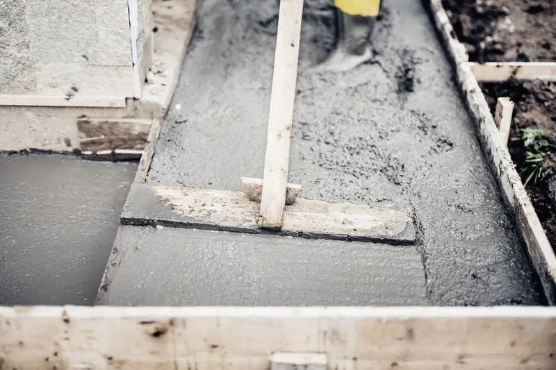 Ile betonu B20 w workach potrzebujesz na m2? Praktyczny poradnik