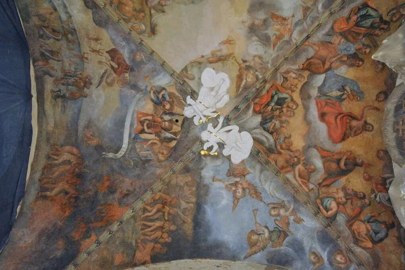 Jak skutecznie poradzić sobie, gdy farba odchodzi od ściany?