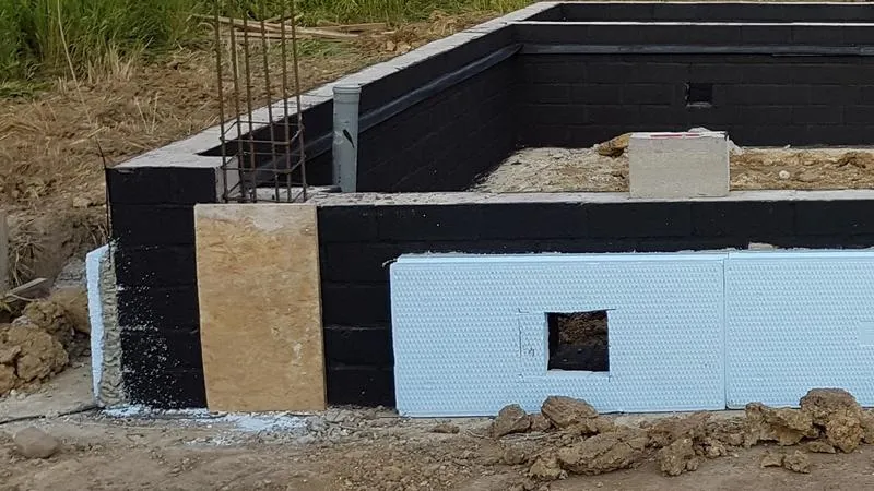 Jak skutecznie zabezpieczyć dom dzięki izolacji fundamentów styrodurem?