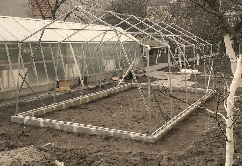 Jak zbudować idealny fundament pod tunel foliowy: praktyczne wskazówki i porady