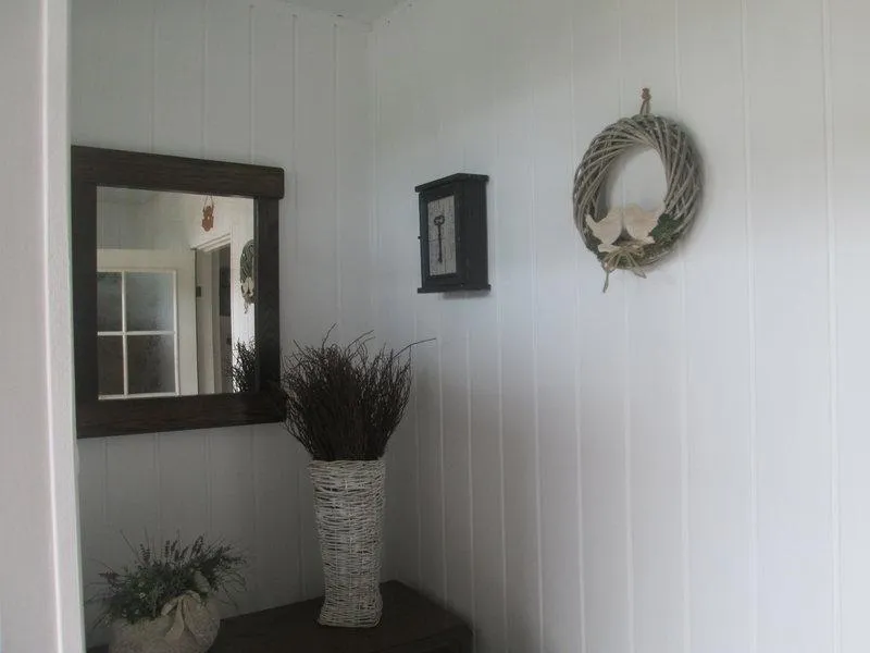 Jaką farbą pomalować panele na ścianie, aby uzyskać nowoczesny efekt?