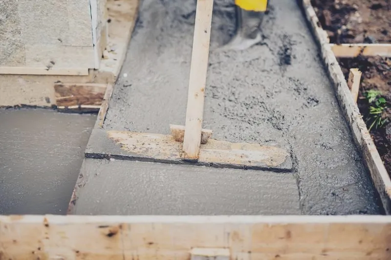 Jakie są koszty betonu B20 na fundamenty? Przewodnik po cenach i jakości