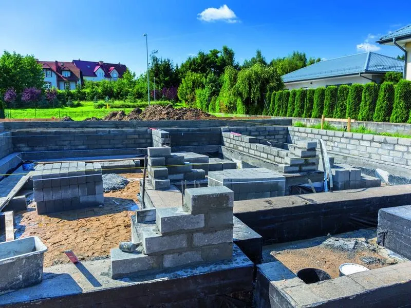 Kiedy murować na fundamencie? Kluczowe wskazówki dla budujących dom