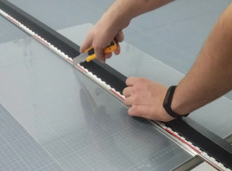 Praktyczny przewodnik: jak skutecznie zamontować pleksi na ladzie?