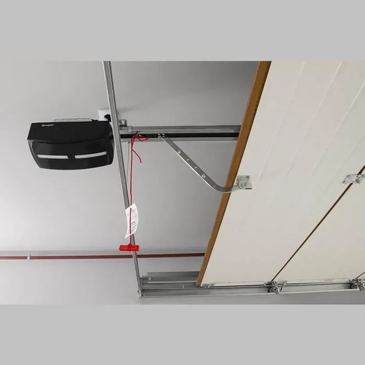 Przewodnik po instalacji napędu do bramy garażowej uchylnej – krok po kroku