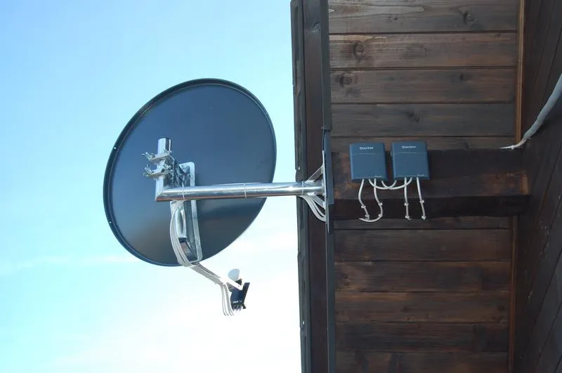 Sprawdzony sposób na montaż anteny satelitarnej na balkonie