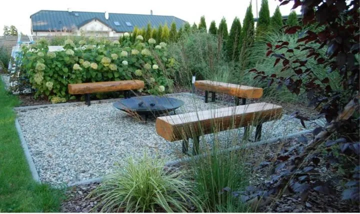 Twój idealny ogród: co posadzić na działce rekreacyjnej, aby cieszyć się zielenią przez cały sezon?