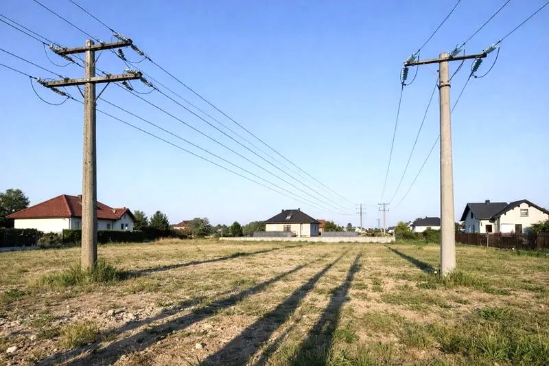 Wyzwania i możliwości budowy domu na działce z linią energetyczną