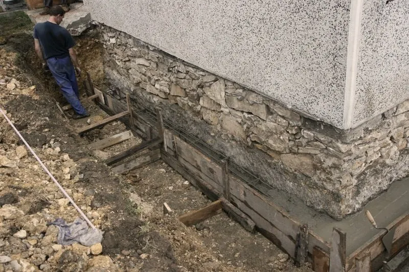 Za głęboki wykop pod fundament: jak naprawić błąd i zabezpieczyć budowę