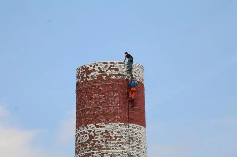 Bezpieczeństwo podczas wyburzania komina