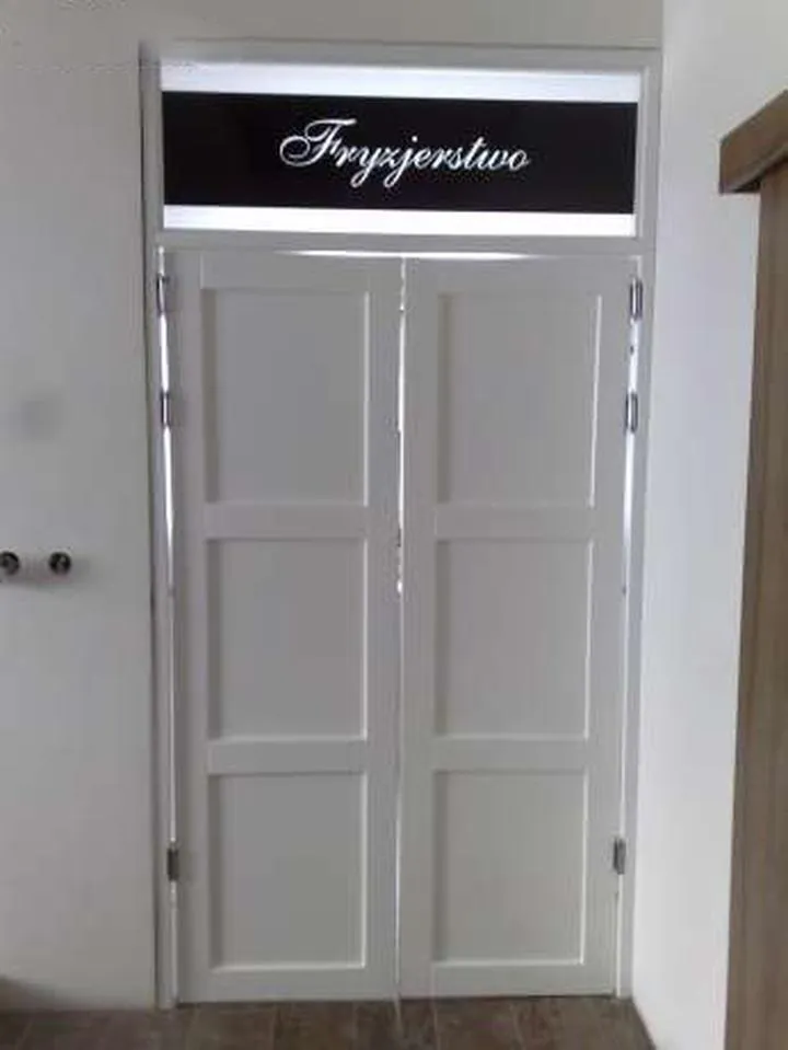 Montaż drzwi wahadłowych