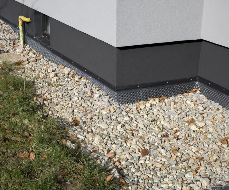 Montaż folii kubełkowej na styropianie