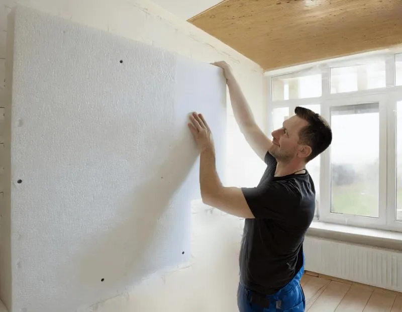 Montaż styropianu na ścianie