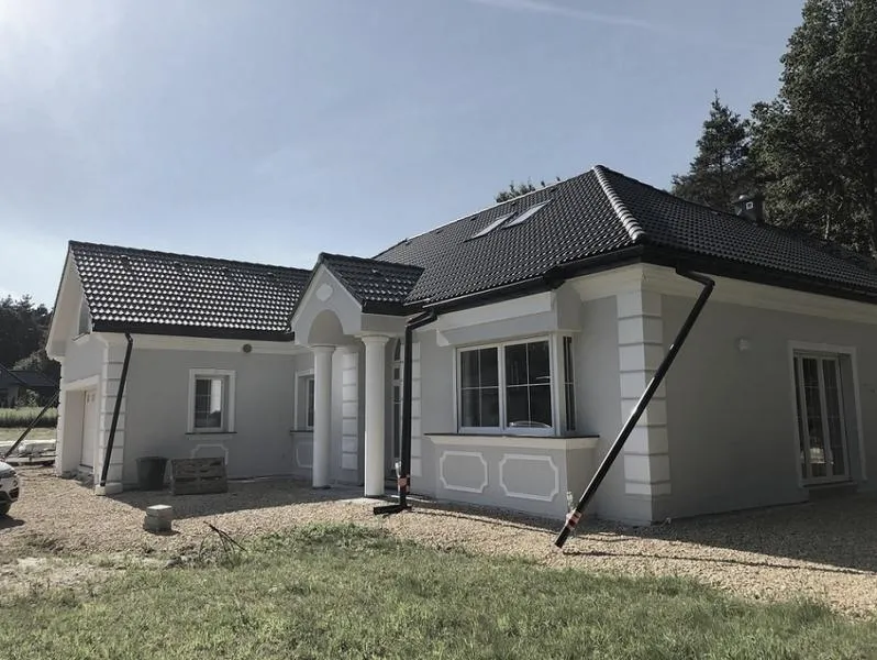 Wykończenie filarów przed domem