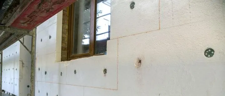 Zalety i wady kołkowania styropianu